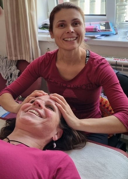 Česká akademie kraniosakrální terapie ČAKRAT a její kurzy pro profesionály i všechny, kdo pečují o druhé dotykem.